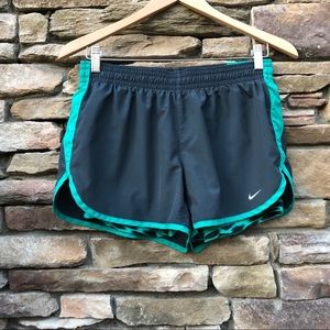 Nike Women’s Running Shorts 2 in 1 Size Medium
